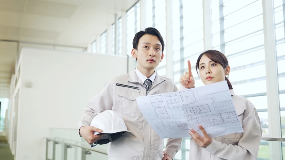 図面を確認する建築技術者